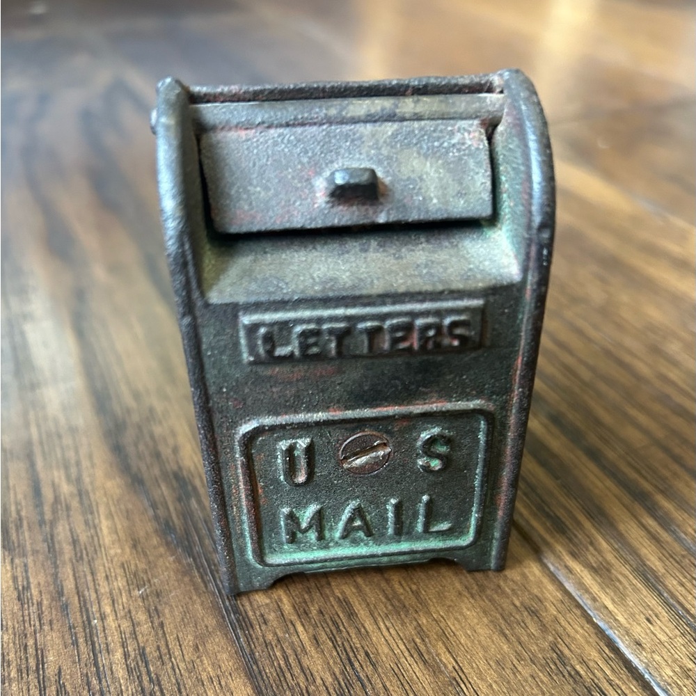 Vintage Hubley cast iron Miniature Mailbox
